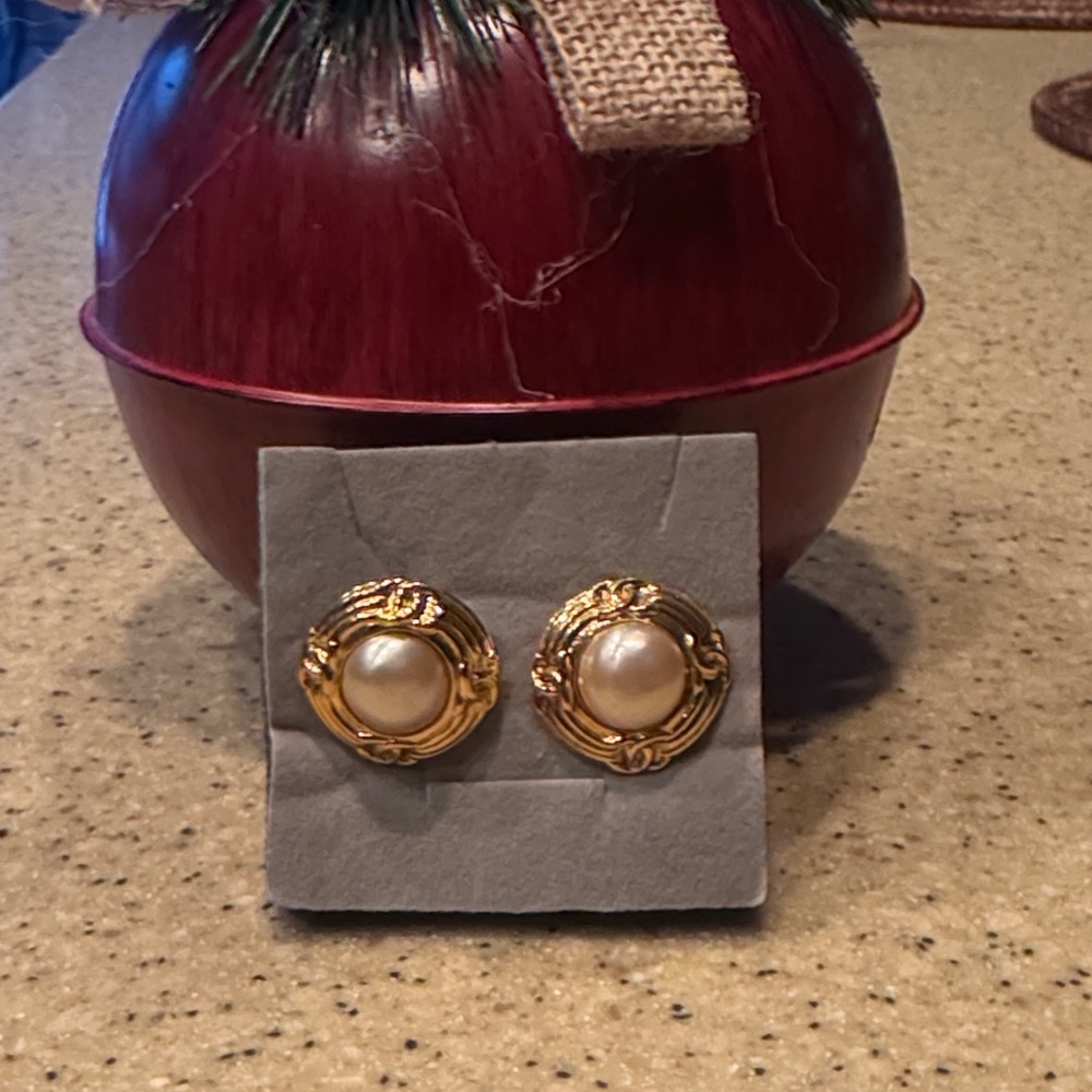 Stunning Chanel vintage clip on.